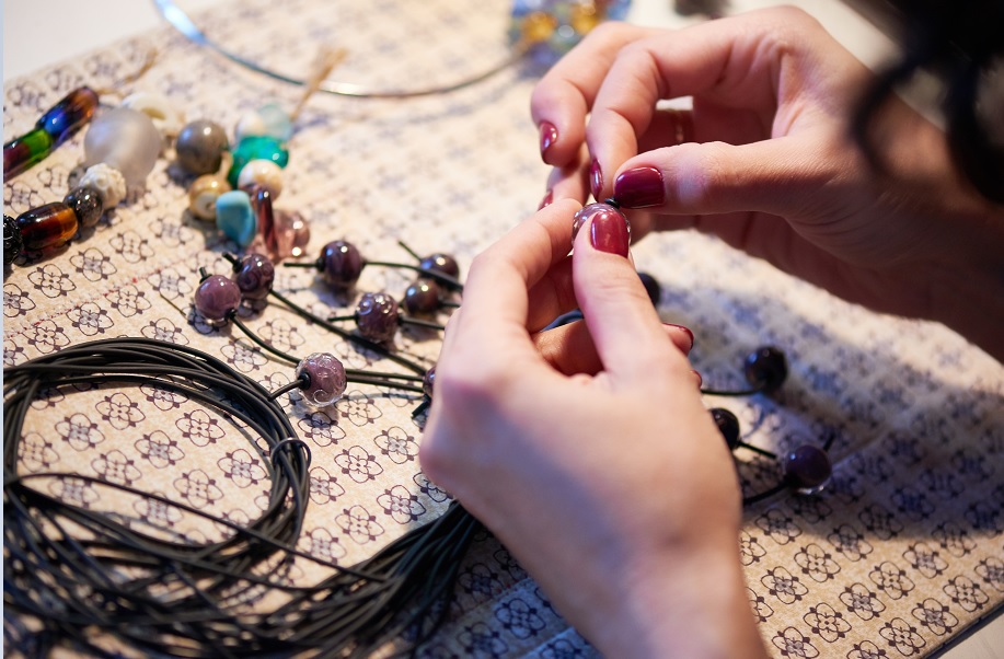 Stwórz samodzielnie zestaw do robienia bransoletek dla dorosłych i podaruj go bliskiej osobie – podsuwamy inspiracje!